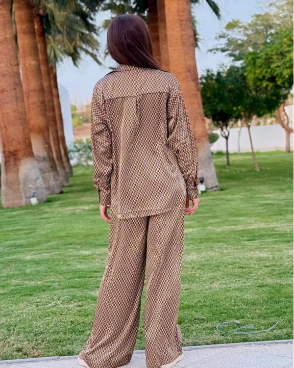 Комфорт - це база, а стиль - приємний бонус. Саме тому цей костюм поєднує в собі легкість, свободу р.. Жіночий костюм шовковий сорочка та штани Золоті соти S - Жіночі костюми від Maybel